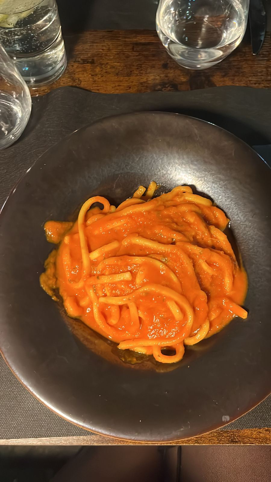 Piatto di pasta fresca al sugo di pomodoro