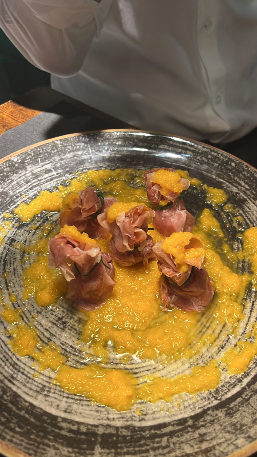 Fiocco di prosciutto crudo con melone su mousse di melone